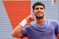 Alcaraz storms into Round of 16