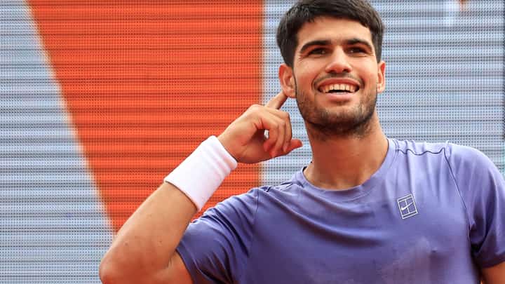 Carlos Alcaraz rallies from a set down to pull off a 6-2, 7-6 (8/6) win over Ethan Quinn to advance to the Round of 16 of the Barcelona Open.