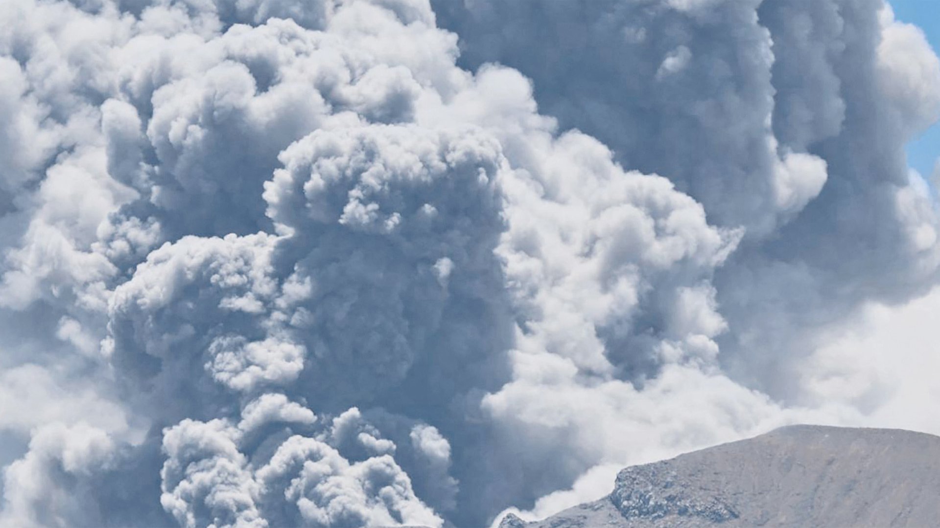Kanlaon spews sulfur dioxide anew