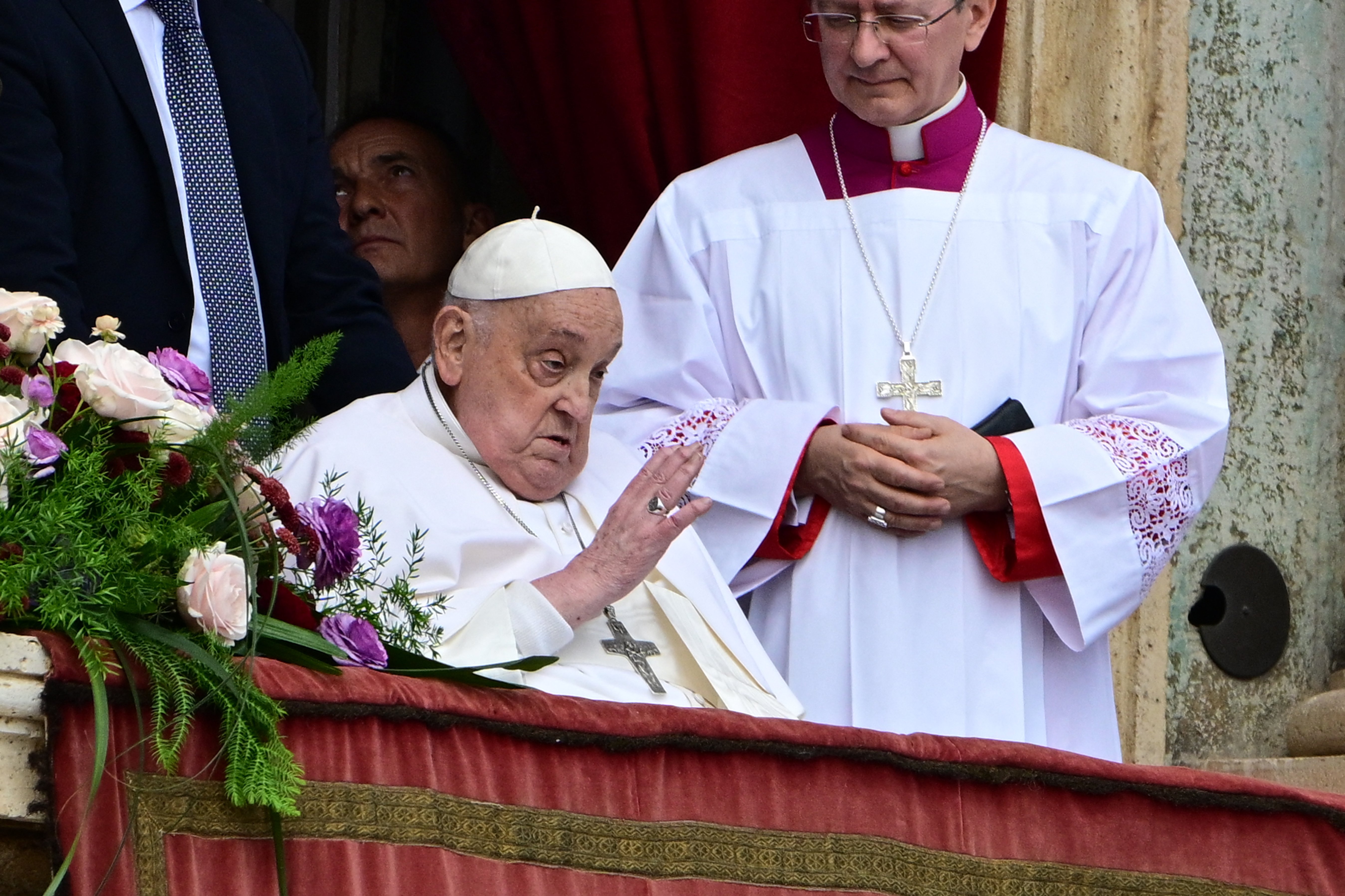 ‘Happy Easter,’ frail Pope greets faithful