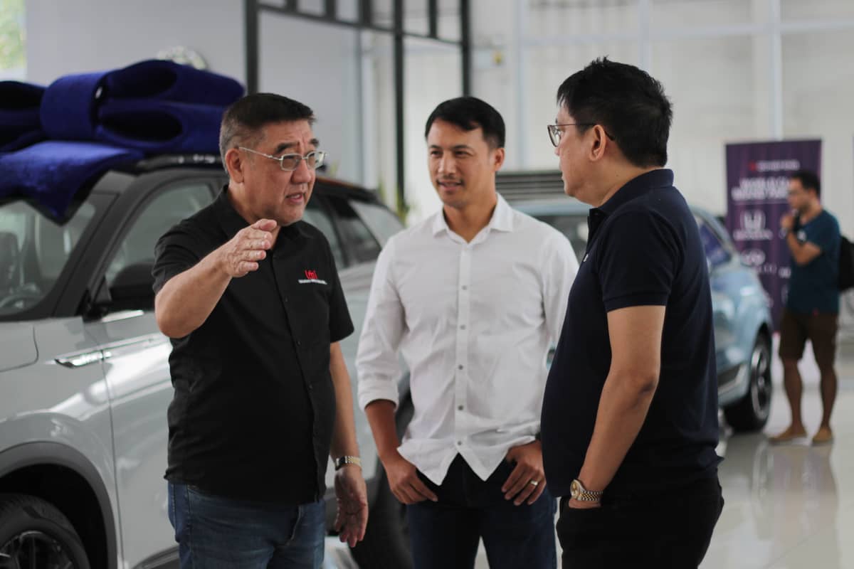 LEGADO Motors and MPTC executives discuss Dongfeng’s vehicle lineup during the Tour of Luzon 2025 partnership meeting.