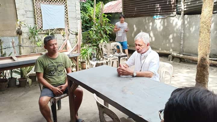 Bacolod Bishop Patricio Buzon visits the family of Good Friday car crash victims (Photo courtesy of Our Lady of the Most Holy Rosary Parish and Shrine Alangilan-SOCCOM)
