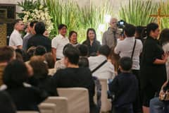 PRESIDENT Ferdinand Marcos Jr. and First Lady Liza Araneta-Marcos visit the wake of National Artist for Film and Broadcast Arts Nora Aunor late Monday evening to pay their final respects, 21 April.
