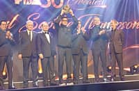 Scottie Thompson receives his award as one of the PBA’s 50 greatest players.