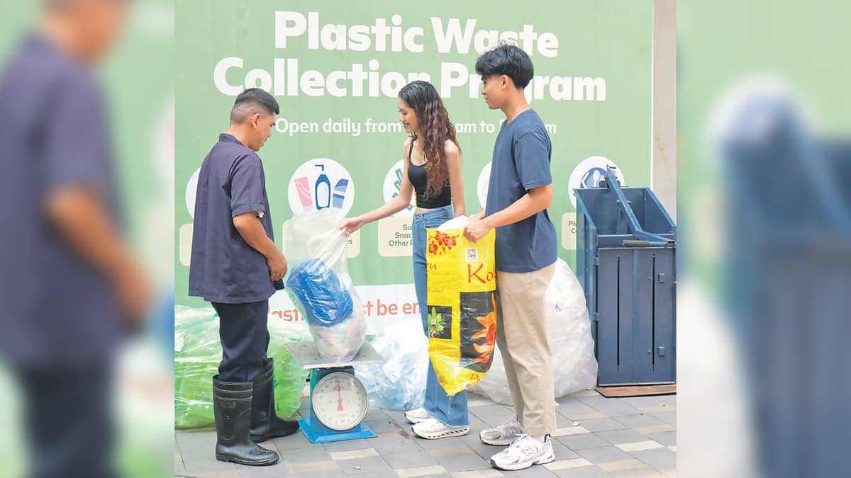 MALL customers drop off used plastic wastes at SM’s Plastic Collection Program — proving that small actions can lead to a cleaner, greener future for all.