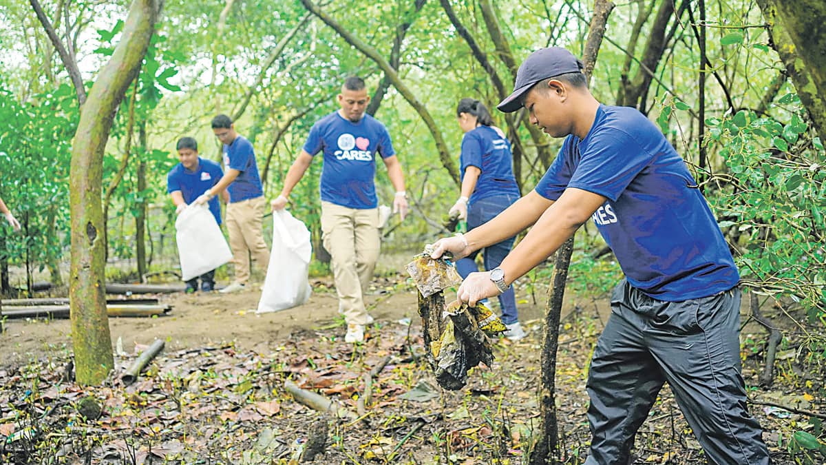 SM Bataan employee volunteers during the International Coastal Cleanup, working together to help protect our oceans.