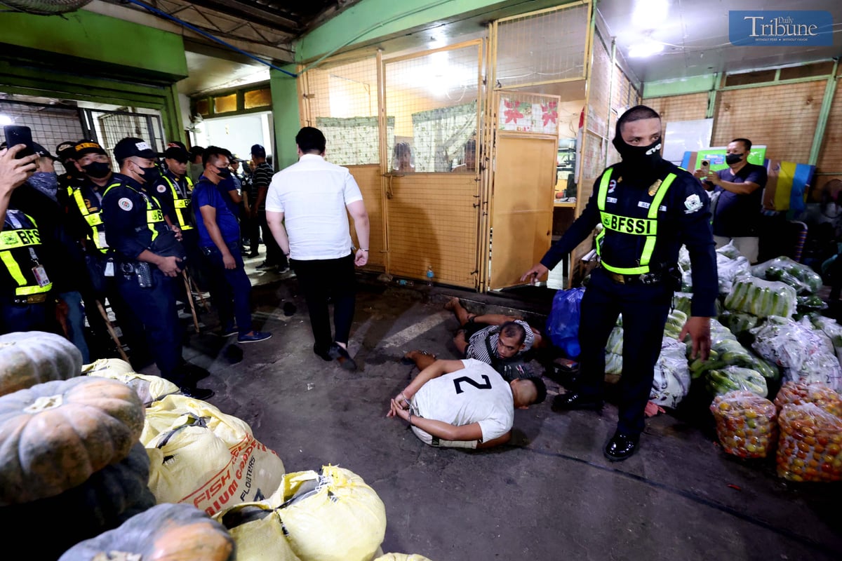 Security personnel at the Balintawak Cloverleaf Market on Wednesday made a citizen’s arrest of three suspects allegedly involved in the illegal collection of leases from vendors. The action follows a complaint from the vendors’ association to the Balintawak Cloverleaf Market Corporation (BCMC). Vendors plan to file charges of grave coercion and extortion, while the BCMC is considering trespassing and unjust Vexation charges against the suspects.