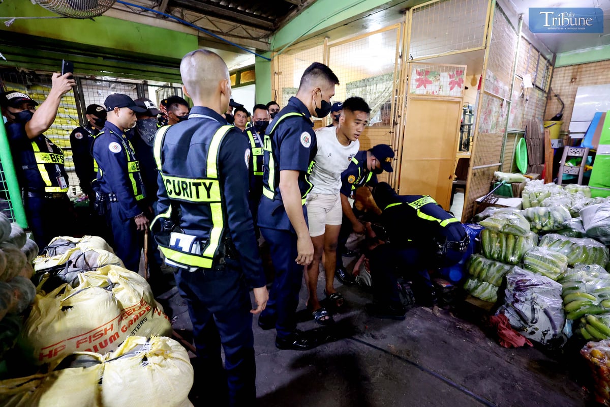 Security personnel at the Balintawak Cloverleaf Market on Wednesday made a citizen’s arrest of three suspects allegedly involved in the illegal collection of leases from vendors. The action follows a complaint from the vendors’ association to the Balintawak Cloverleaf Market Corporation (BCMC). Vendors plan to file charges of grave coercion and extortion, while the BCMC is considering trespassing and unjust Vexation charges against the suspects.