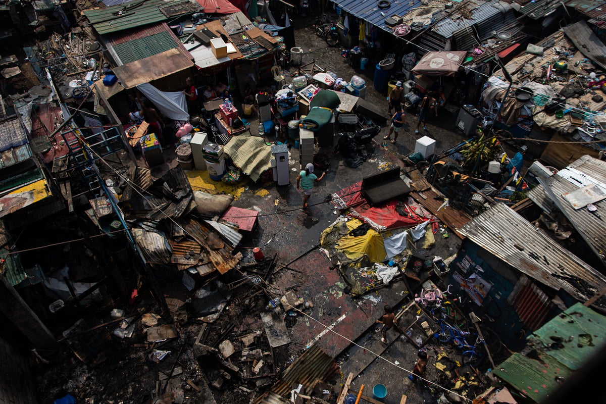 The fire quickly spread during the early hours of the night due to the houses being made of light, combustible materials.