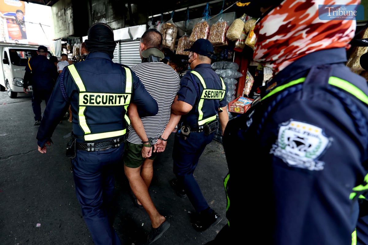 Security personnel at the Balintawak Cloverleaf Market on Wednesday made a citizen’s arrest of three suspects allegedly involved in the illegal collection of leases from vendors. The action follows a complaint from the vendors’ association to the Balintawak Cloverleaf Market Corporation (BCMC). Vendors plan to file charges of grave coercion and extortion, while the BCMC is considering trespassing and unjust Vexation charges against the suspects.
