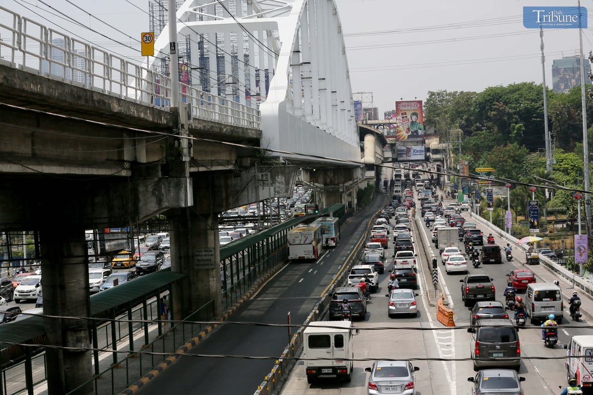 On Wednesday, 23 April 2025, traffic along both north and southbound lanes of EDSA in Guadalupe was congested as the Land Transportation Office (LTO) announced plans to create two special teams for an intensified campaign against drunk drivers, illegal drug use, and unsightly vehicles. LTO Chief Assistant Secretary Vigor Mendoza II revealed that a memo for these teams would be issued within the week, with deployment set to begin in May. This initiative aligns with the Department of Transportation’s (DOTr) directive under Secretary Vince Dizon to strengthen road safety policies.