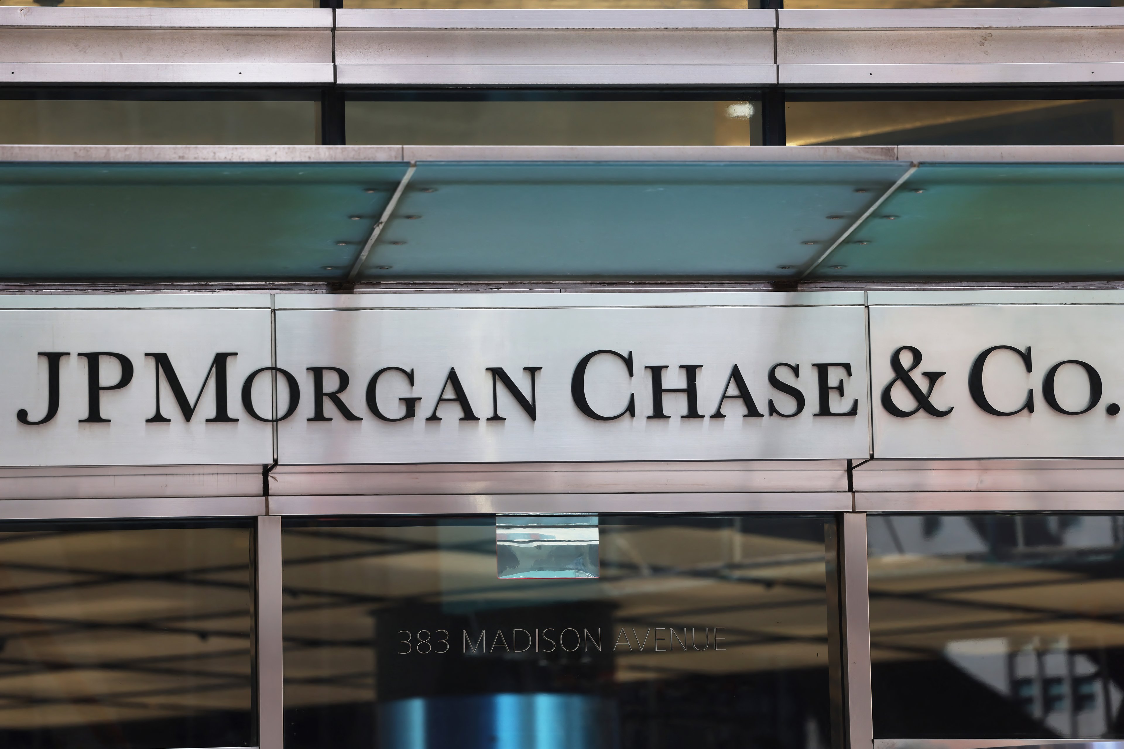 Maiden 10-year debt notes raise P300B 