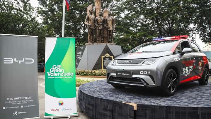 The Valenzuela Police receives new electric vehicles to boost its security and quick response initiatives.