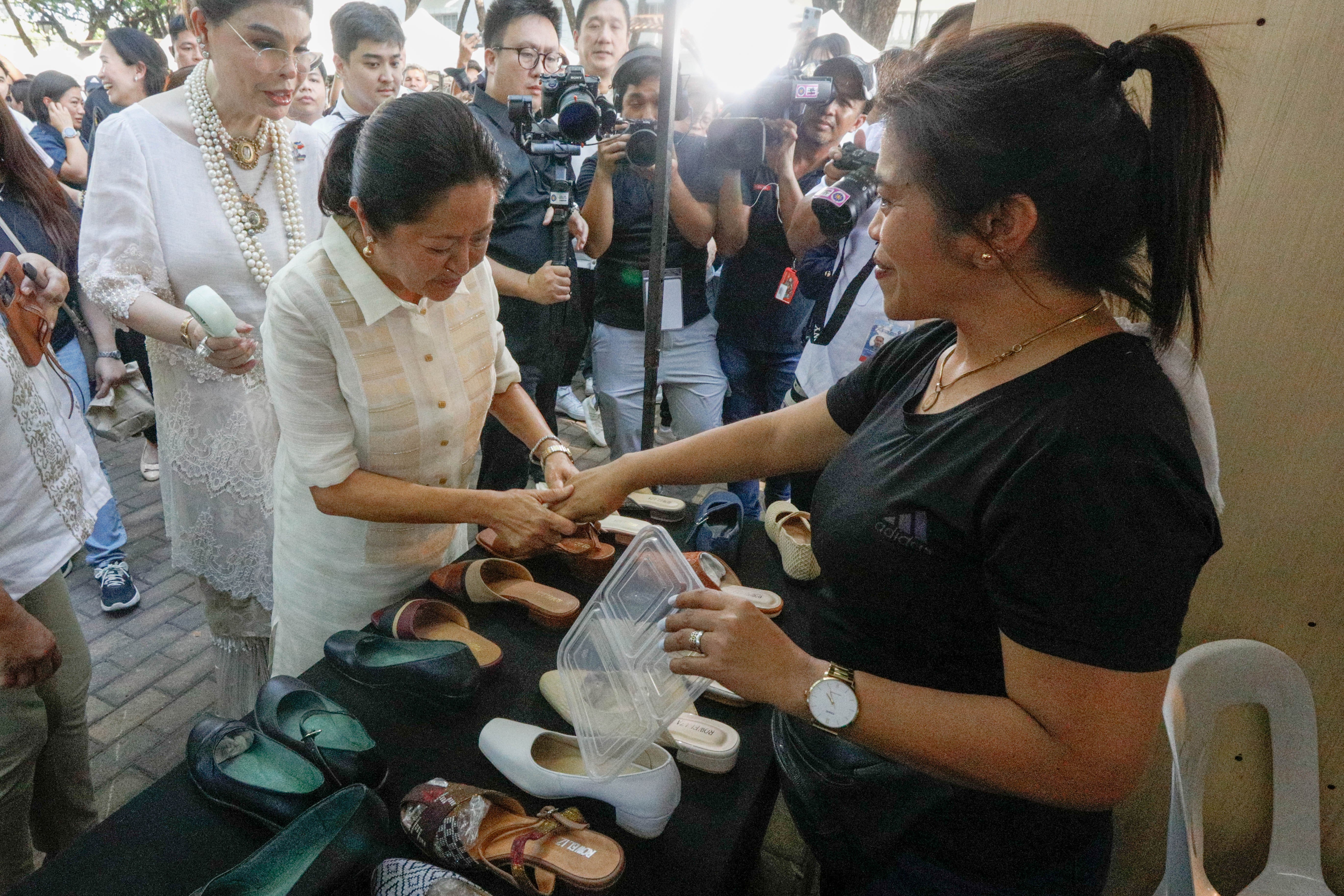 FIRST Lady Liza Araneta-Marcos visits Marikina for the event, ‘Pamana ng mga Sapatos’ last Tuesday, 22 April. She also visited the bazaar nearby where she checked locally-made shoes and shared a candid moment with the shoemakers and residents of Marikina City.