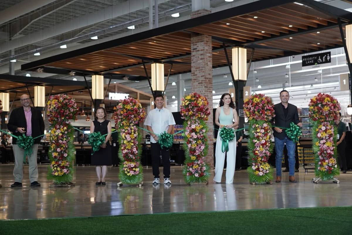 (L–R) Paul Birkett, Gwen Lim, Mayor Alex Advincula, Sunshine Cruz, and Bill Cummings at the ribbon cutting to kick off the opening of the new Landers store in Cavite.