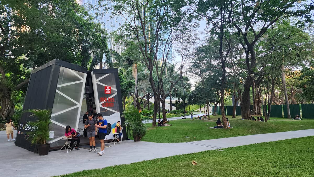 The Ayala Triangle Gardens serves as a balmy venue for the Dia del Libro celebration.