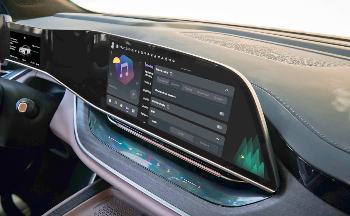 A sleek, curved display stretches across the dashboard, putting every control and feature within easy reach in the EH7 and E-HS7.