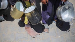 Desperate Gazans scramble for food