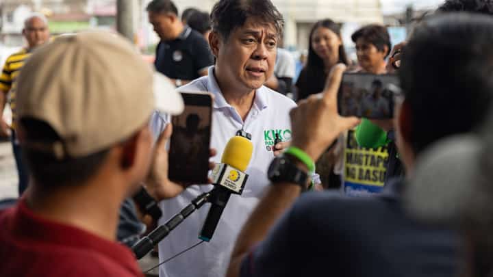 Kiko Pangilinan speaking with local reporters in Butuan