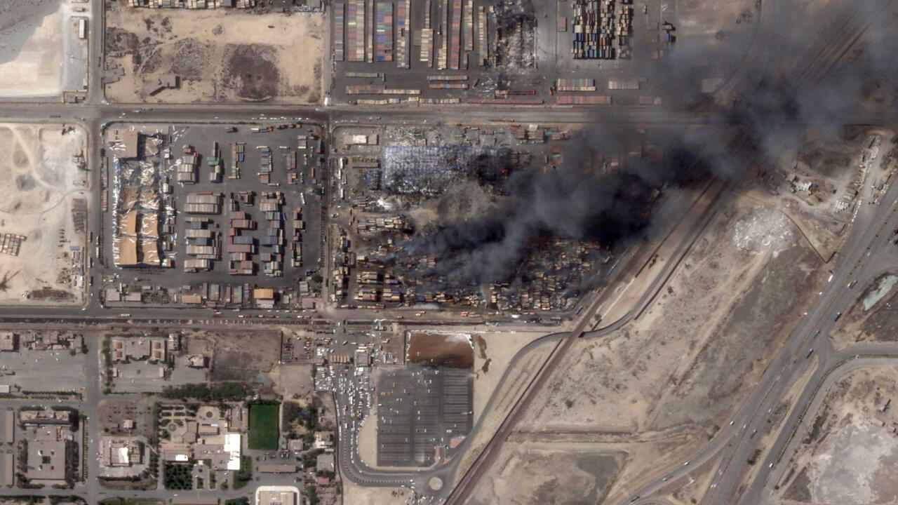 Iran contains fire after port blast 