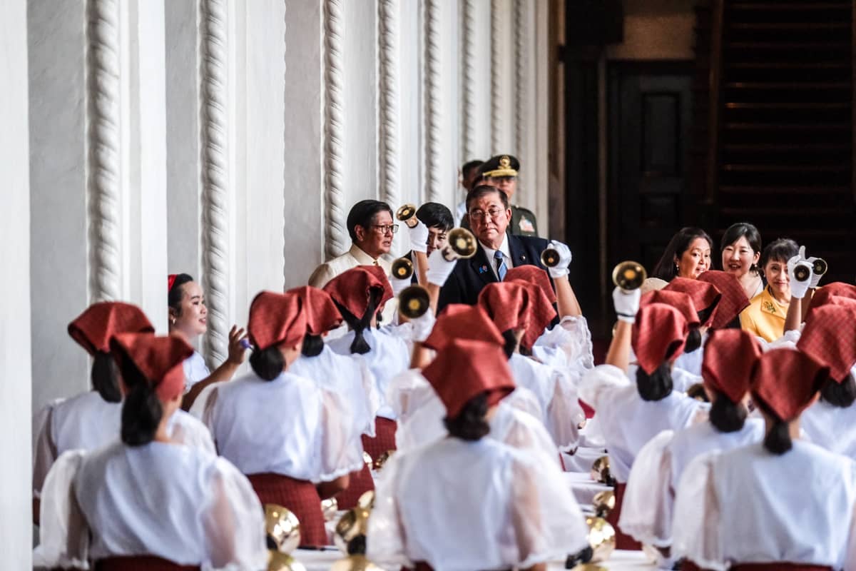 Golden ties President Ferdinand Marcos Jr. and First Lady Liza Araneta-Marcos welcome Japanese Prime Minister Ishiba Shigeru and his spouse, Ishiba Yoshiko, at Malacañang Palace on Tuesday. During the ceremony at Kalayaan Hall, Marcos introduced the Japanese leader to top Philippine officials, followed by a cultural performance in their honor.
