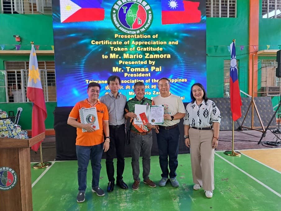 Ambassador Wallace Minn-Gan Chow (second from right), MECO Chairperson Atty. Cheloy Garafil (far right), and Taiwanese Association of the Philippines President Tomas Pai (second from left) present certificates of appreciation to Barangay 140 Chairman Teodoro Mora Jr. (center) and Barangay 83 Chairman Mario Zamora (far left) for their support of the “Taiwan Can Help” charity walk.