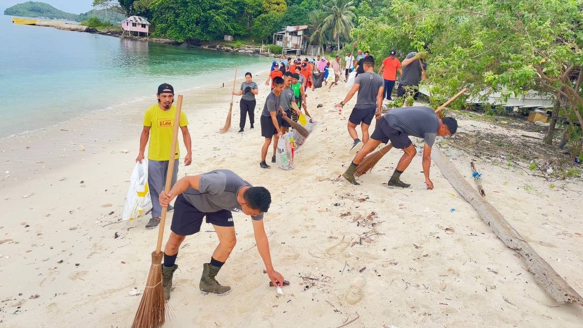 Soldiers show care on Banguingui people