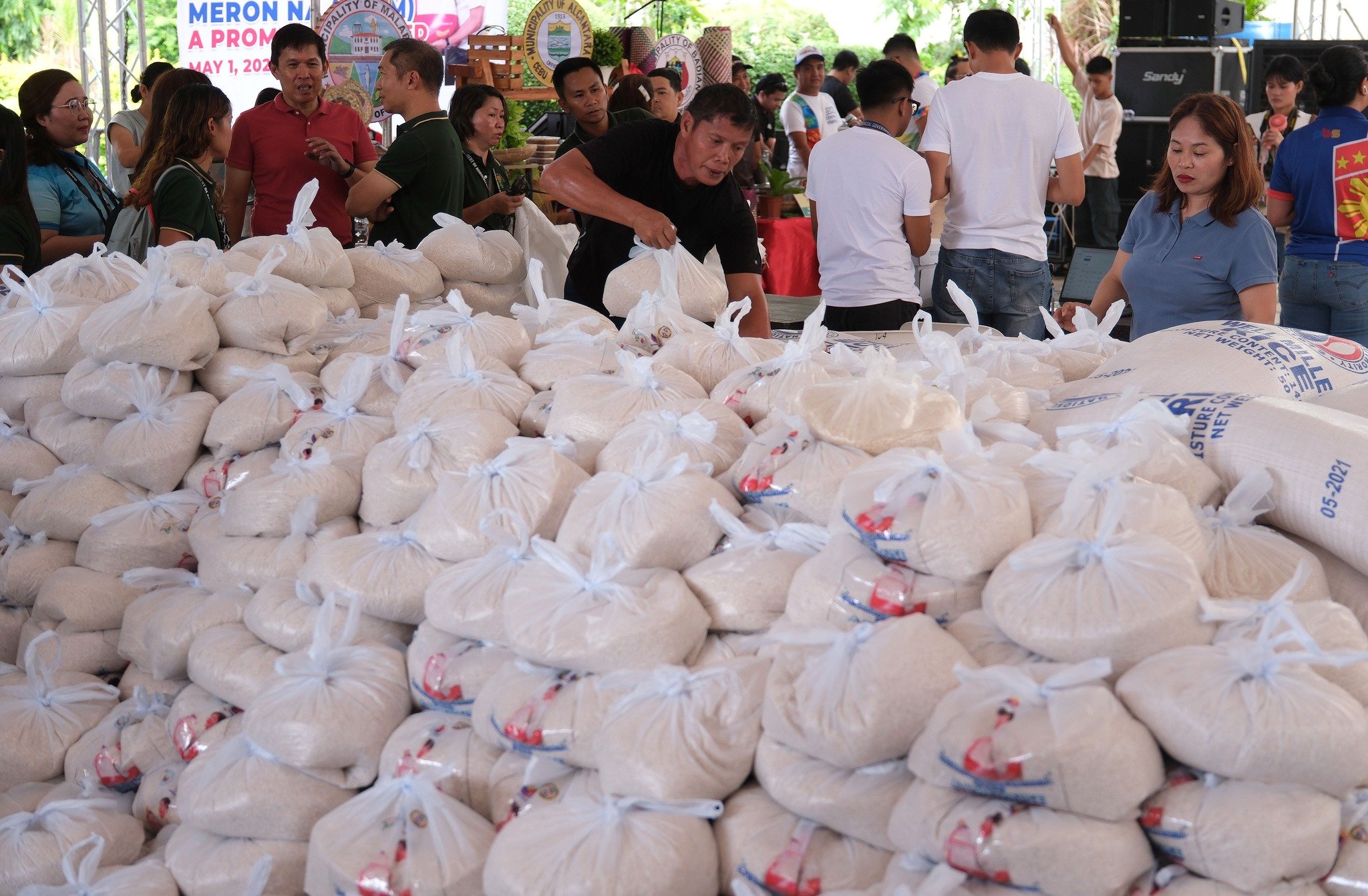 Cebu gets taste of P20 kilo rice 