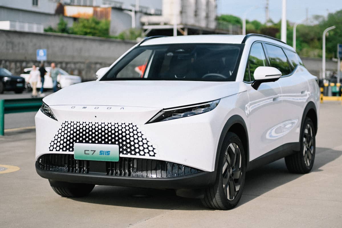 The Omoda C7 SHS combines futuristic design with long-range hybrid performance.