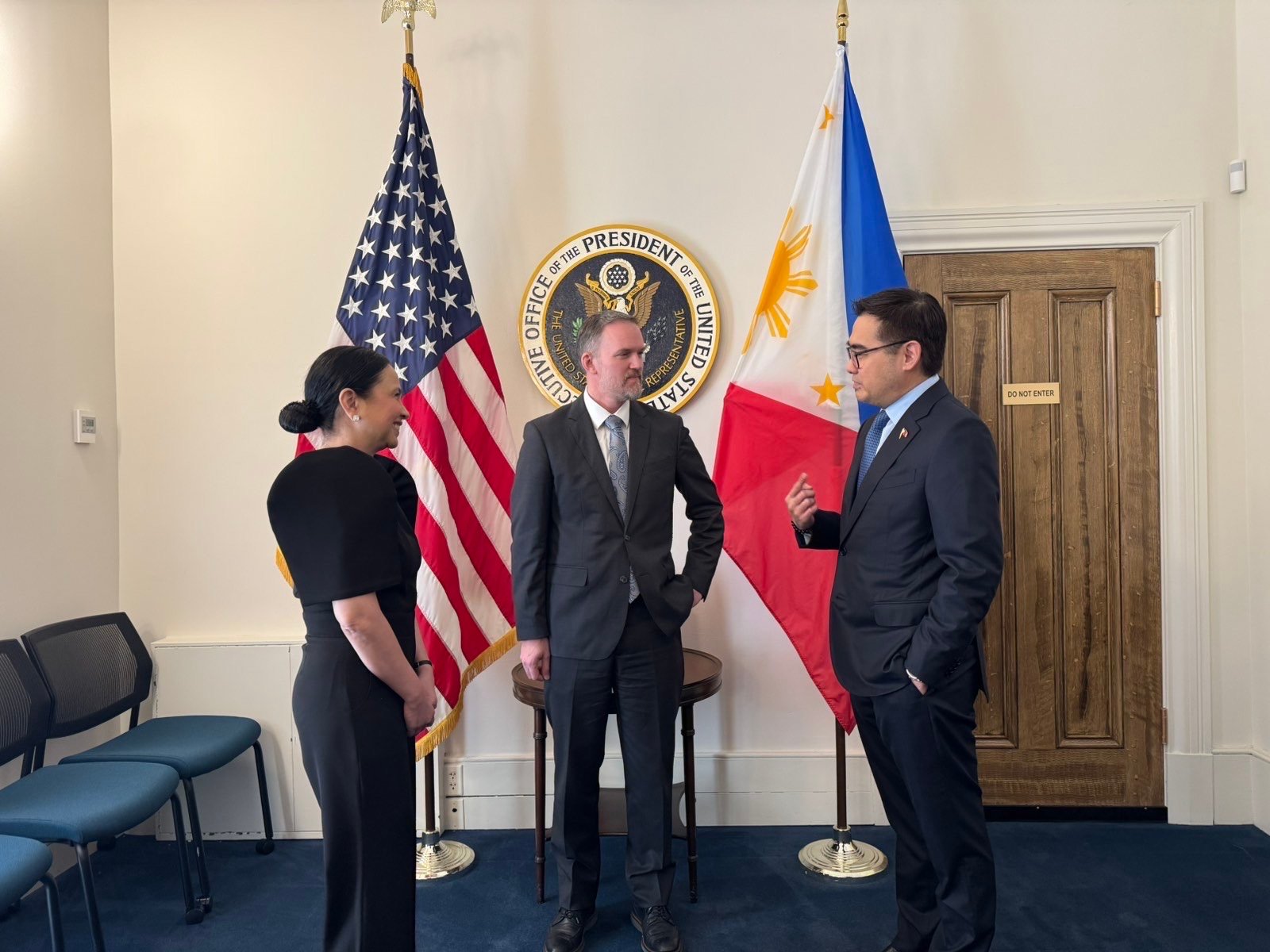 US-PH RECIPROCAL TARIFF TALKS. Special Assistant to the President for Investment and Economic Affairs, Secretary Frederick D. Go (right), engages U.S. Trade Representative Jamieson Greer (center) in discussions on potential arrangements to strengthen US-Philippines trade ties and support the growth of homegrown industries, during a meeting held in Washington recently. Listening in is Trade and Industry Secretary Ma. Cristina A. Roque (left).