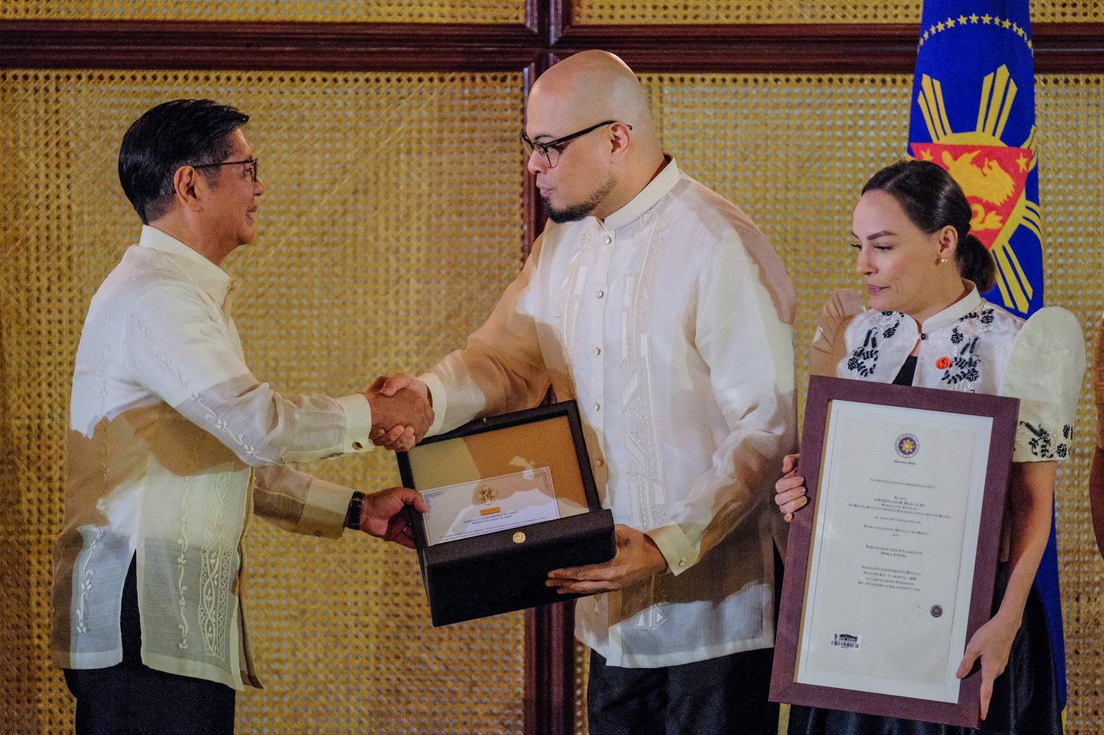 Ian de Leon, along with his siblings Matet and Lotlot, receive the Presidential Medal of Merit awarded to National Artist for Film and Broadcast Arts Nora Aunor from President Ferdinand Marcos Jr. in a ceremony at Heroes Hall, Malacañang Palace, Manila, on 4 May 2025.
