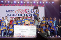 ASI Taulava shares a victorious moment with members of MPT DriveHub along with executive director Arrey Perez, chief organizer Patrick ‘Pató’ Gregorio, cycling legends Paquito Rivas, Carlo Guieb and Renato Dolosa and Cignal TV brass Sienna Olaso during the closing ceremony of the Tour of Luzon last 1 May in Baguio City.