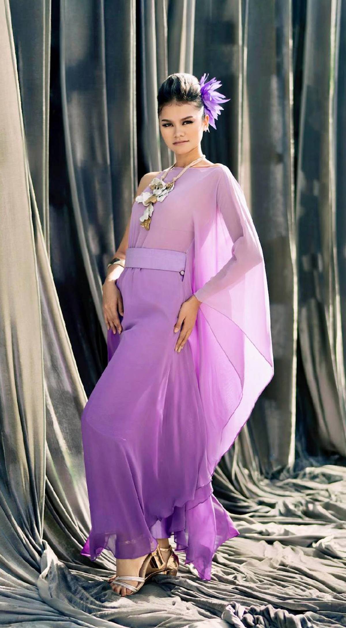 Sheer kaftan in ombre shades with slim pants.
