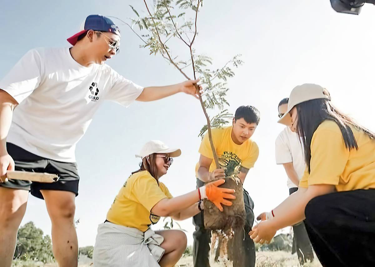 Daniel Padilla went on a tree-planting activity with fans in Calatagan, Batangas.