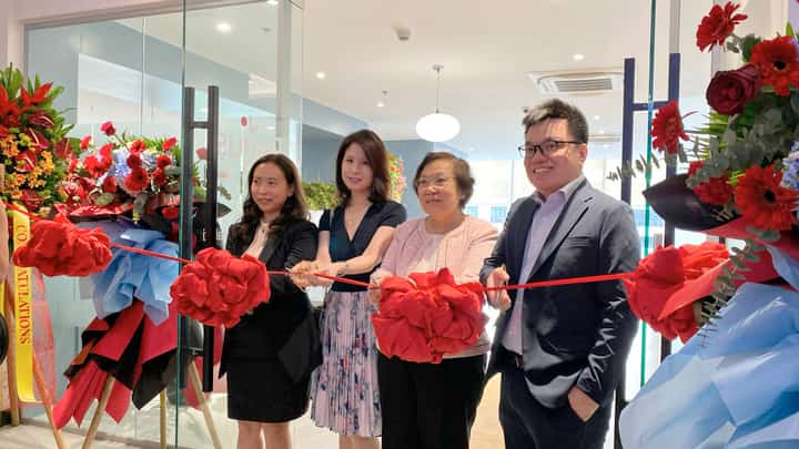 The blessing and launch of Regus Victoria de Makati led by ING country manager Rowena Natividad (far left) and Ace Grand Seaview Development Corp.’s Alfonso Siy Jr.