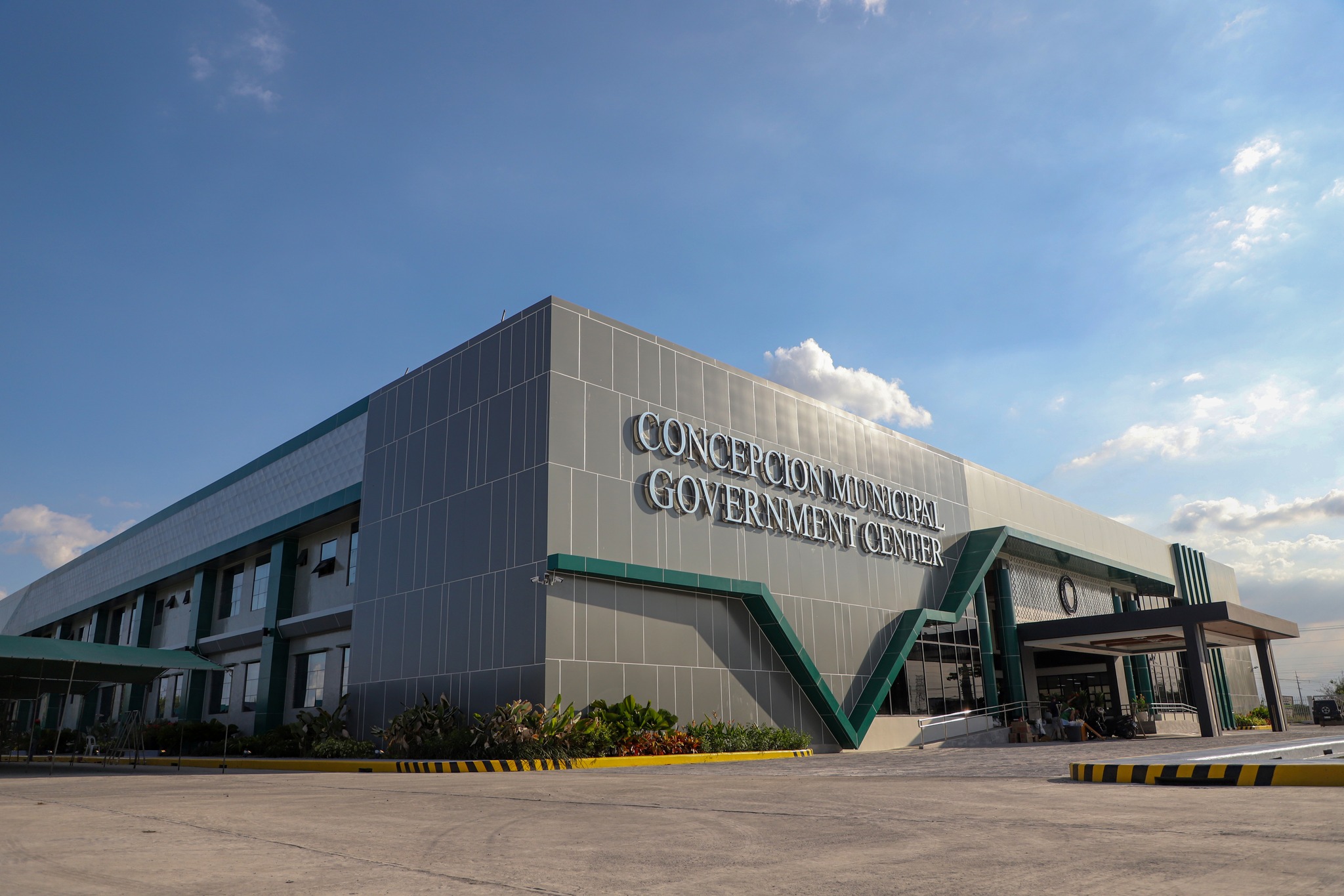 The Department of Public Works and Highways finally completed the municipal government center in Concepcion town, Tarlac province which aims to provide better government services.