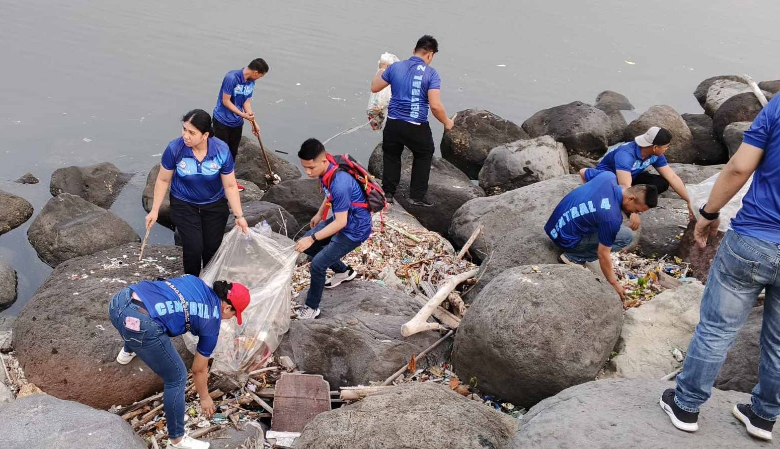 SM volunteers in action during the April coastal cleanup at SM By the Bay, working together to remove marine debris and protect our shoreline — one bag at a time.