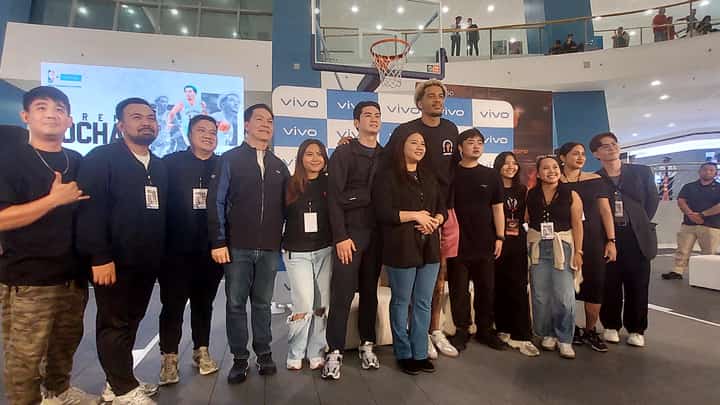 San Antonio Spurs forward Jeremy Sochan (sixth from right) is enjoying his first time in Manila.