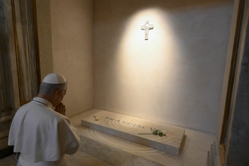 Leo XIV, new pope and 'humble servant of God', visits Francis's tomb