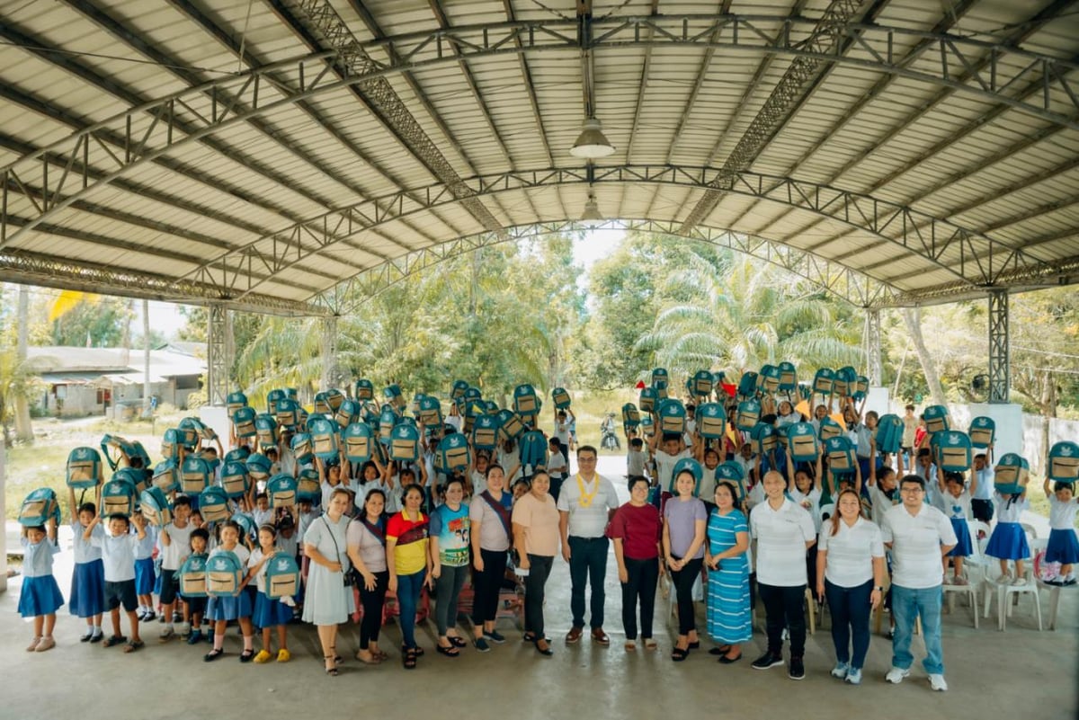 Meralco coo returns home. Engr. Ronnie L. Aperocho (in the middle wearing white) returned to J. Blanco Elementary School, one of two schools he attended during his elementary years. During his visit, students received customized school bags and school kits.