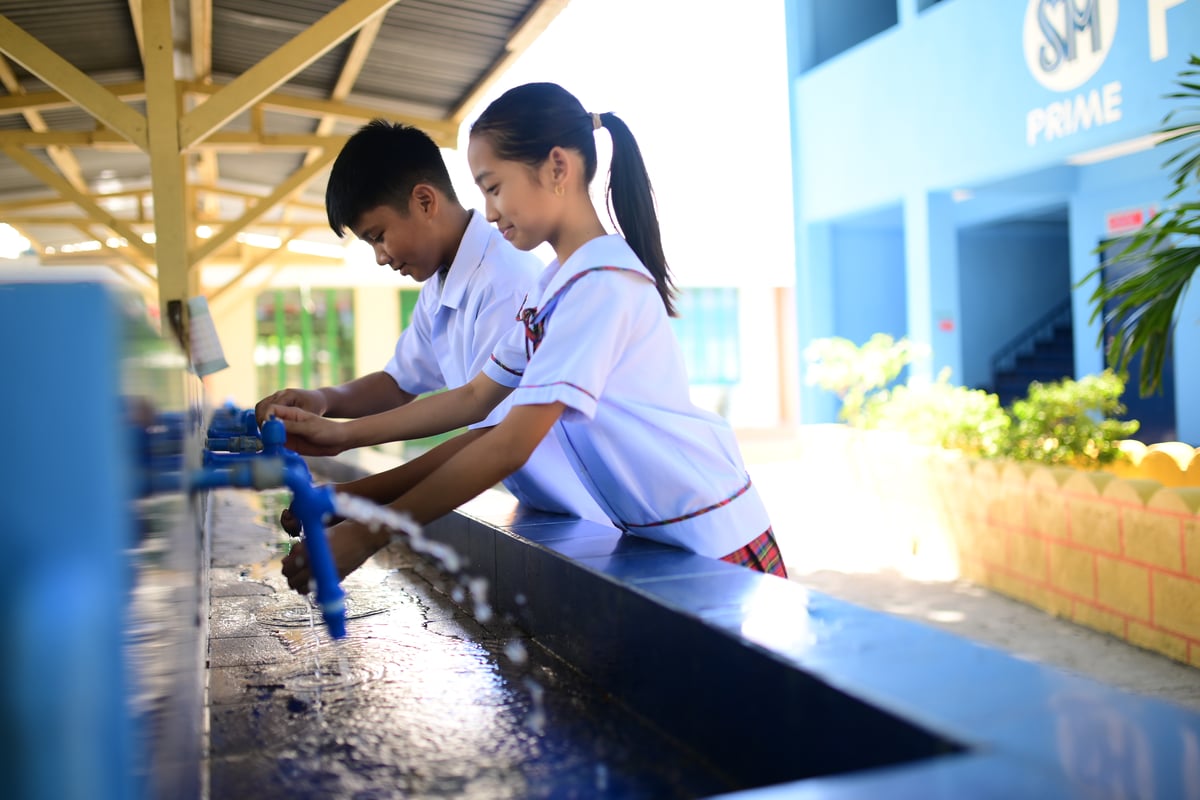 To further support health and hygiene, the foundation also installed a 10-faucet handwashing station on the school grounds.