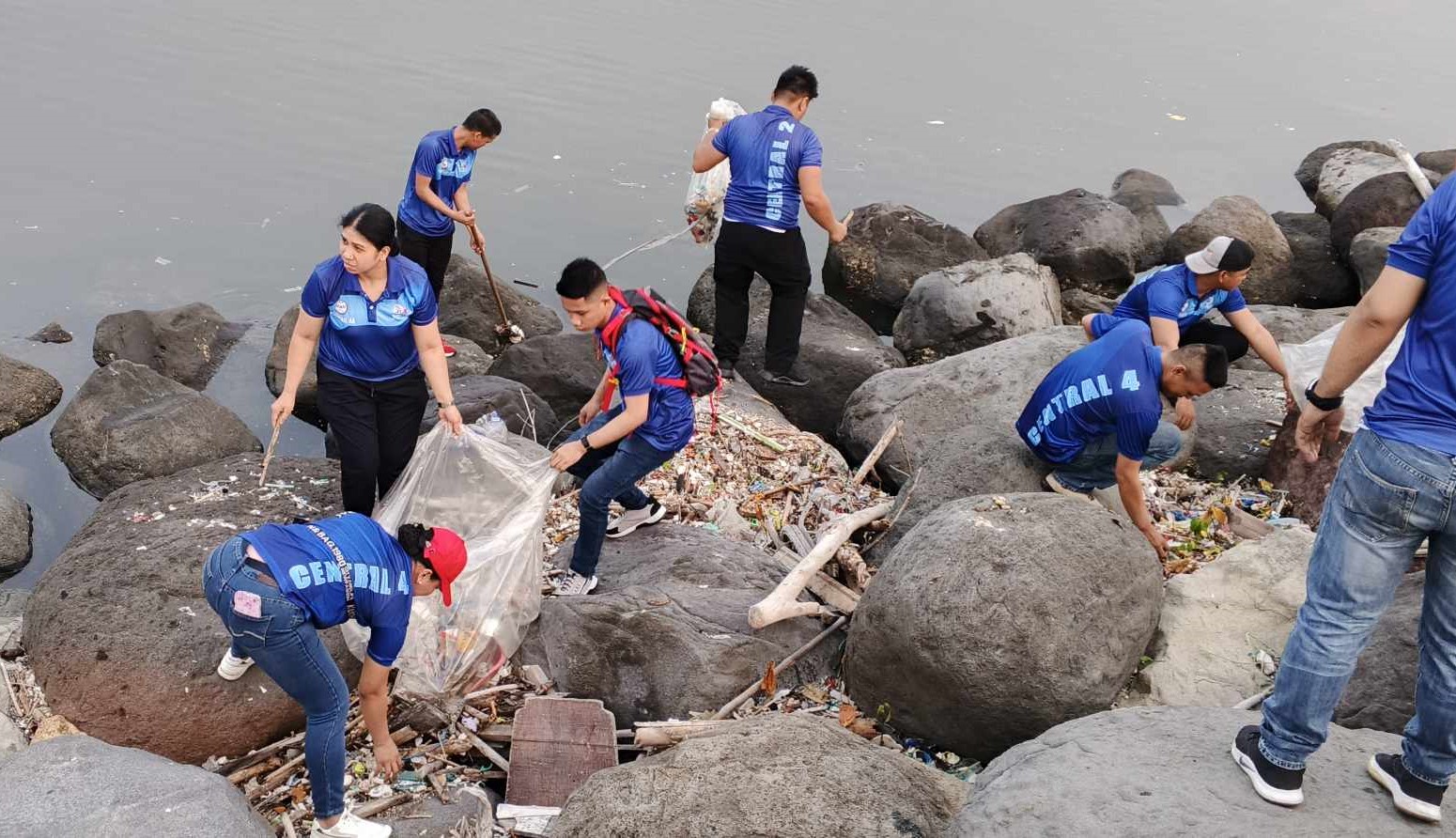 SM By the Bay cleanup volunteers collect ton of trash in April
