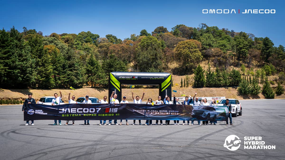 Participants celebrate the Jaecoo J7 SHS’s record-setting run during the Super Hybrid Marathon’s Mexico leg.