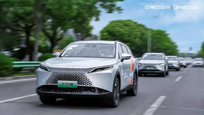 The Omoda C7 SHS leads the pack during its long-distance run in the Super Hybrid Marathon.