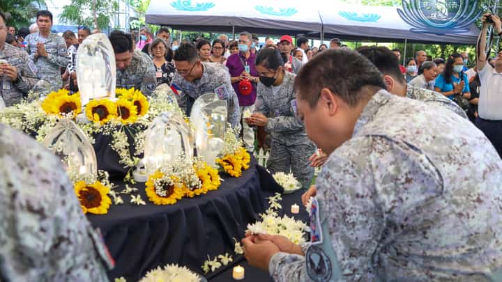 Tzu Chi’s Day, Buddha Day and Mother’s Day were celebrated with feet washing, tea serving and Buddha bathing rituals at the Tzu Chi Eye Center in Sta. Mesa, Manila on 9 May.