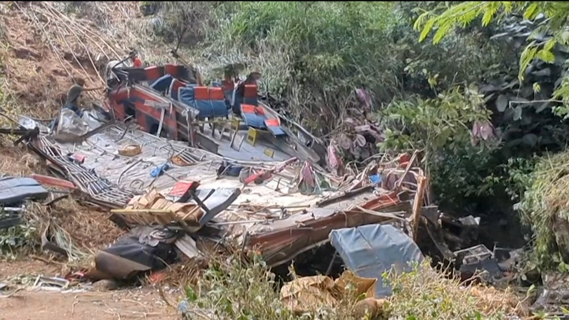 Bus carrying pilgrims crashes in Sri Lanka, 12 dead
