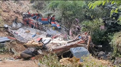 Bus carrying pilgrims crashes in Sri Lanka, 12 dead