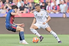 Mbappe hat-trick powers Barcelona