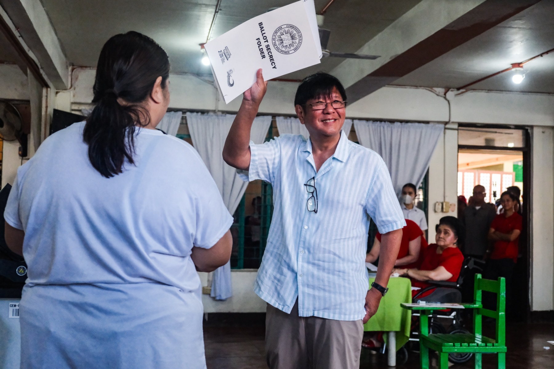Marcos encounters glitch; Sara wears black to vote