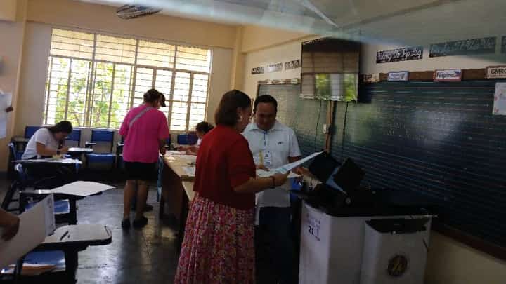 PASIG mayoral candidate Sarah Discaya casts her vote at Bambang Elementary School — just a stone’s throw from her home — making her voice count in a closely watched local race.